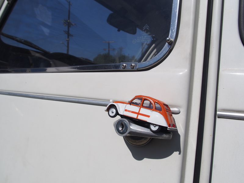 Illustration for article titled 2 Horses 70 Years: Citroƫn 2CV Spot